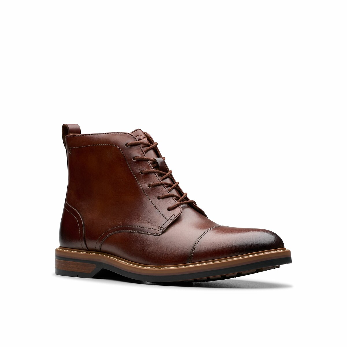 CLARKS<br>Botas de couro Aldwin com cadarços