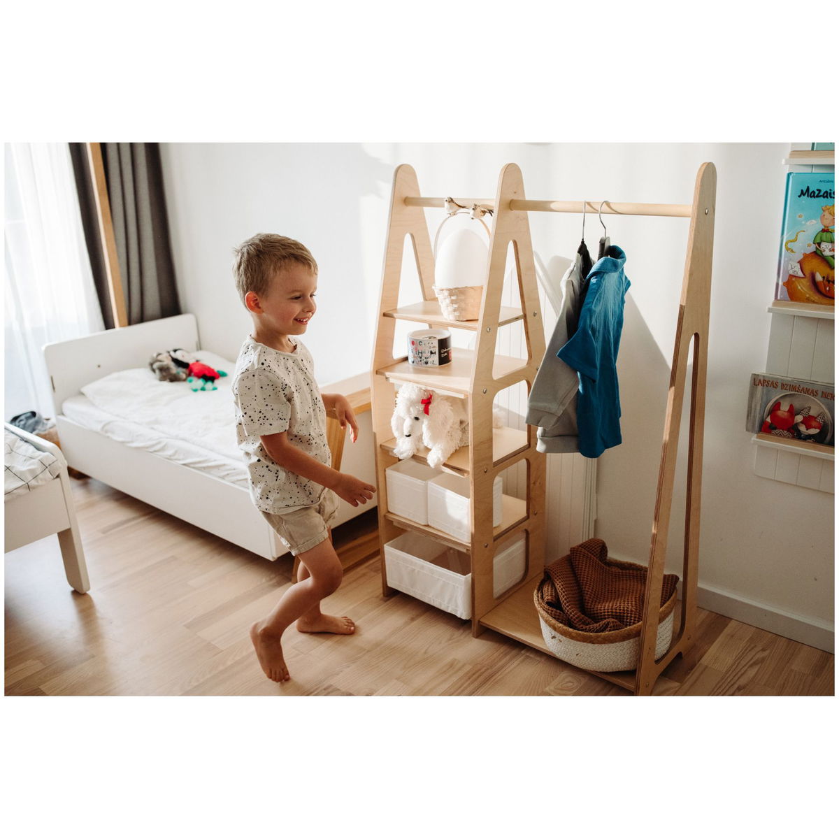 Duck WoodworksDuck Woodworks   Kindergarderobe mit Tablaren natural