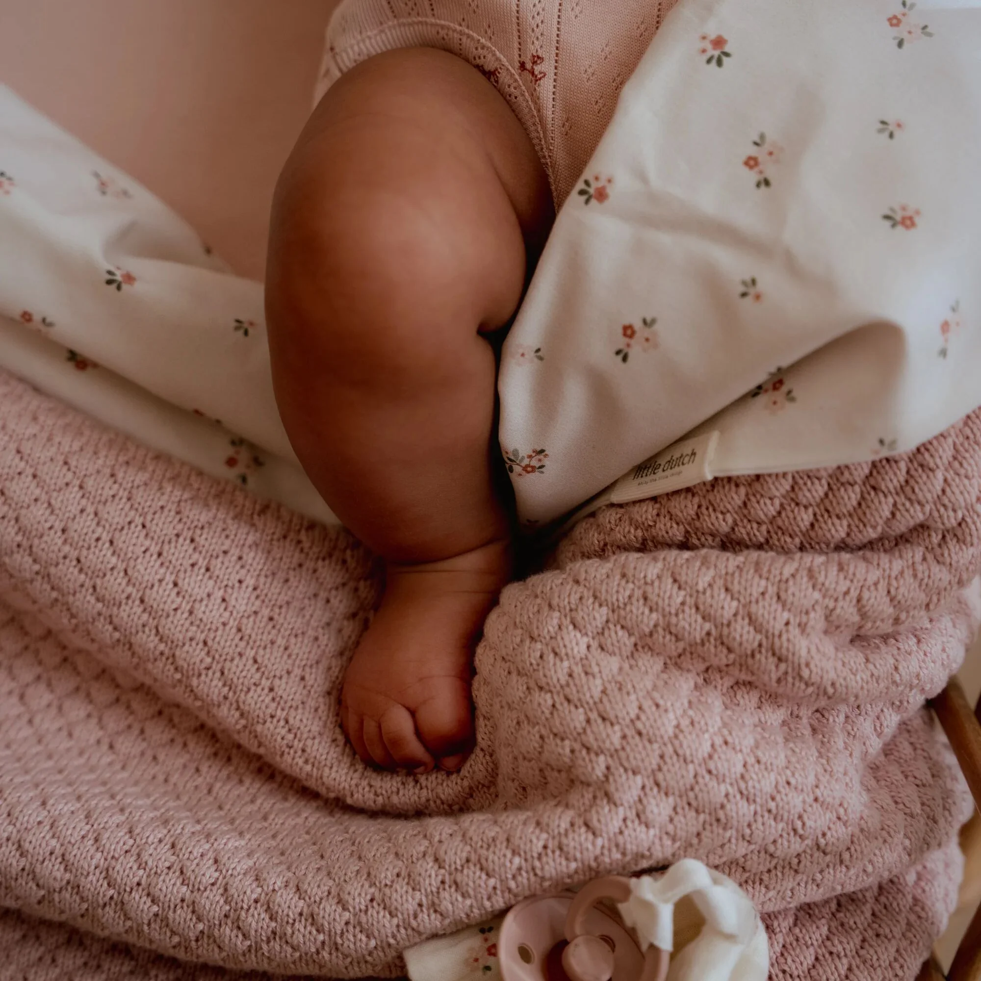 Gebreid wiegdeken roze kopen? | Little Dutch