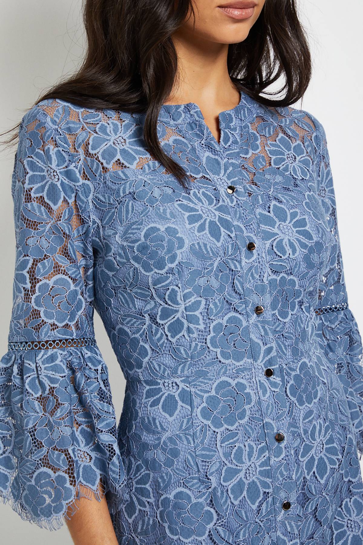Wallis Robe Midi en Dentelle à Manches Évasées avec Boutons