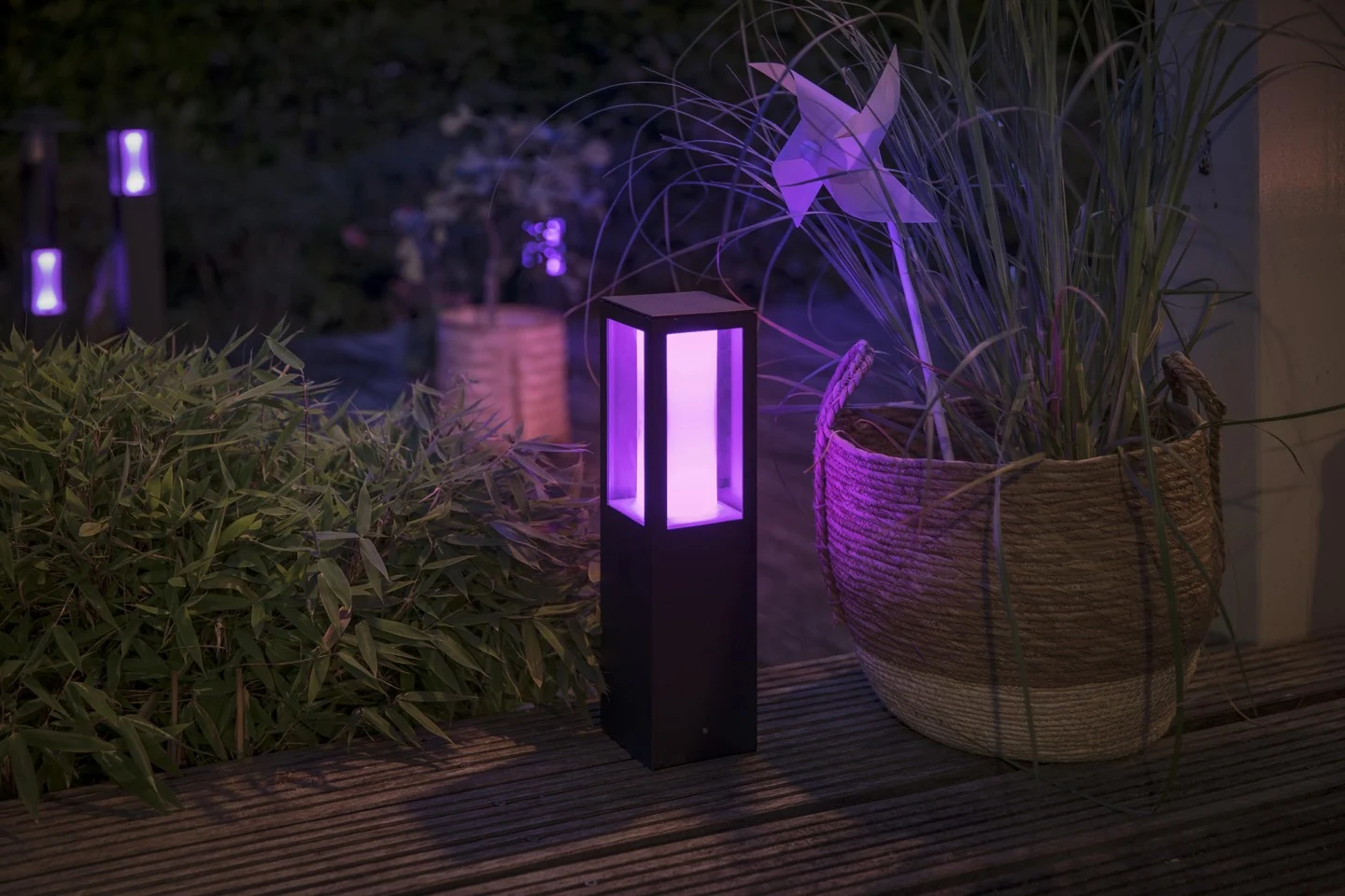 Philips Hue - Impress Pedestal 220V Outdoor - White & Color Ambiance -S