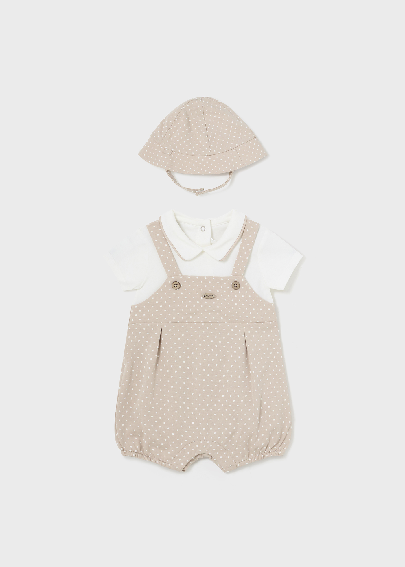 Macacão Better Cotton para recém-nascido com estampa de eucalipto e gorro.