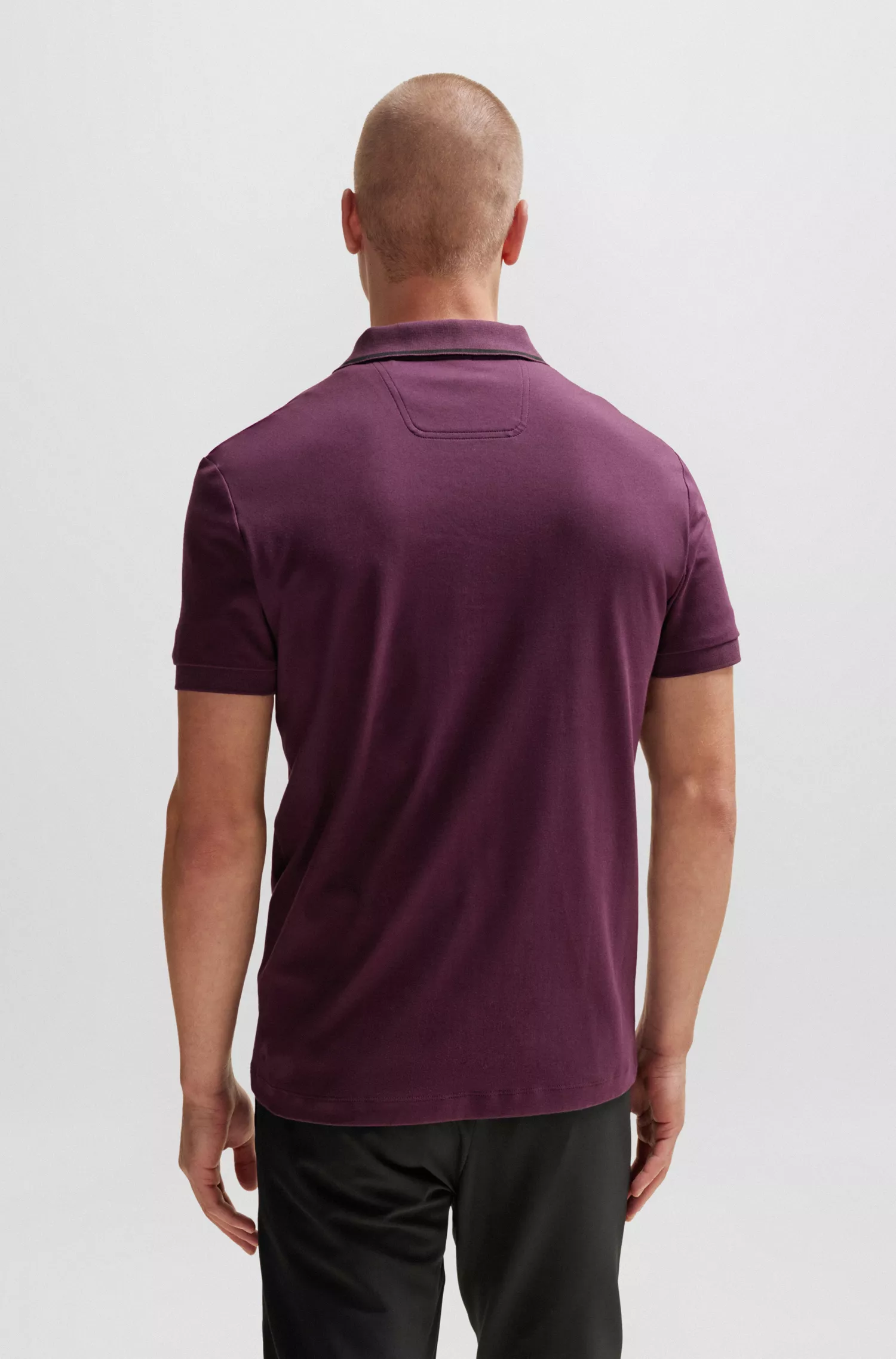 Camisa polo BOSS verde, corte slim, em algodão interlock com detalhes gráficos na gola.