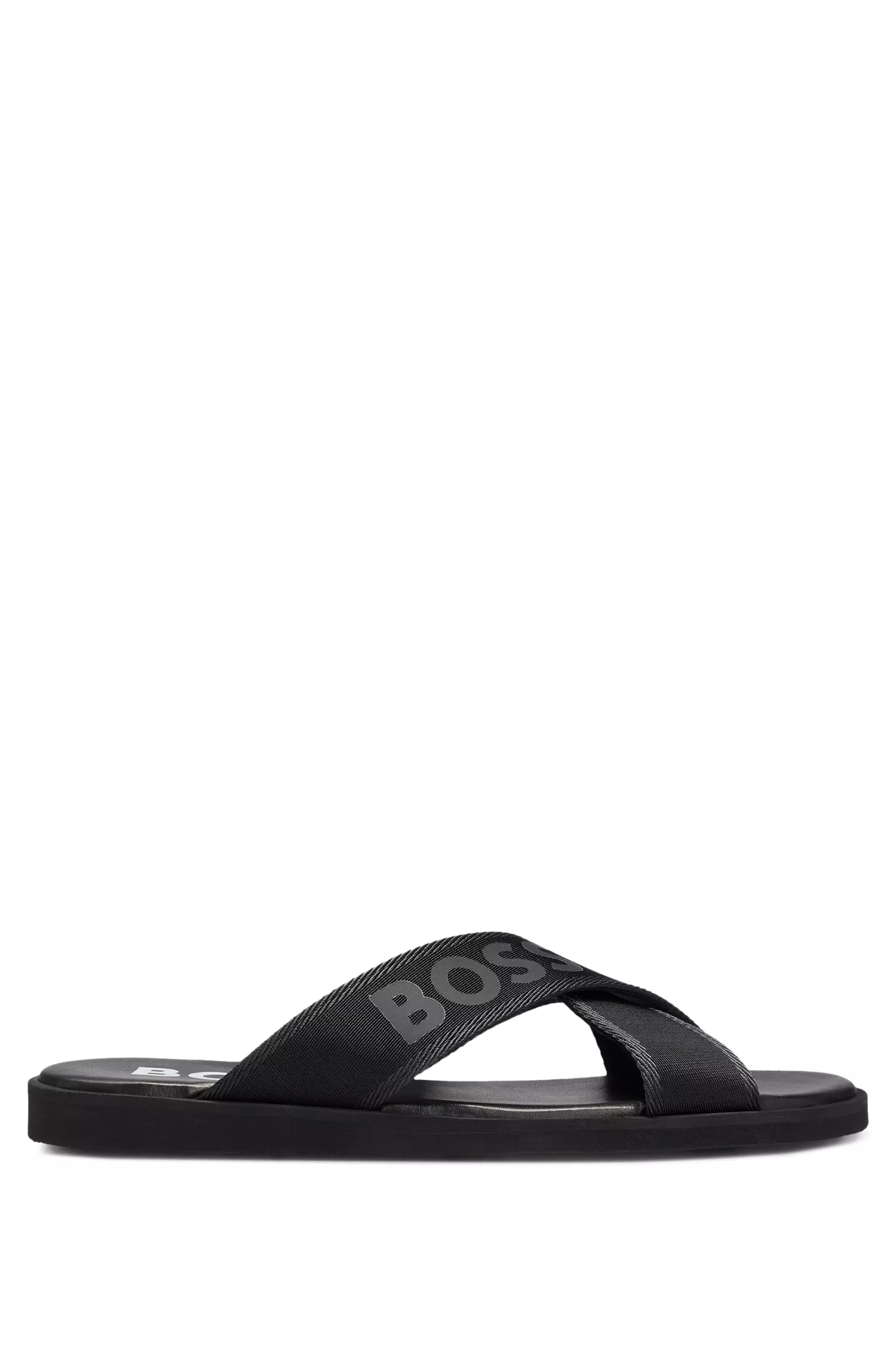 Chinelo BOSS preto com tira cruzada, detalhes da marca em tom sobre tom e sola de EVA.