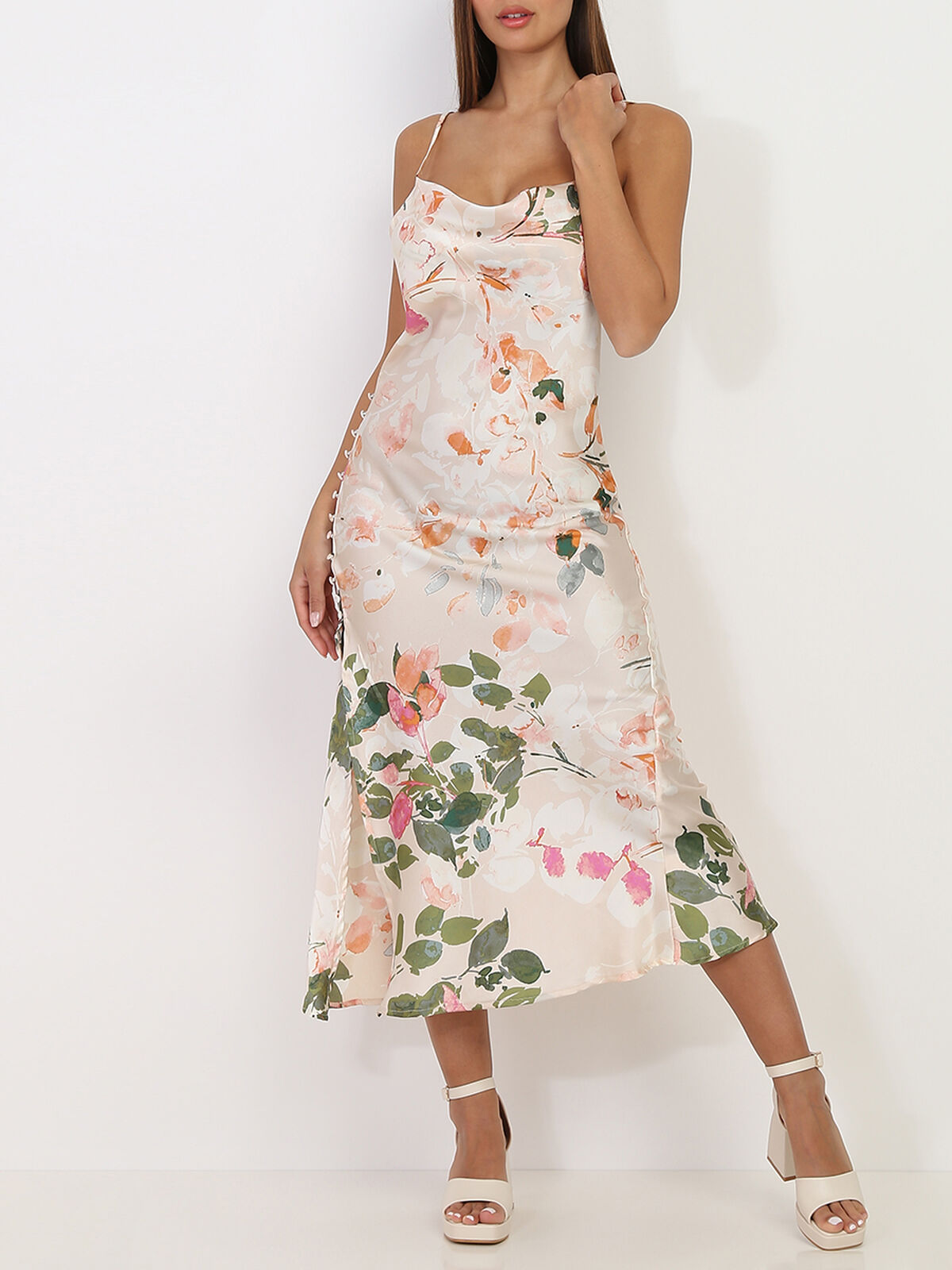 Robe mi-longue satinée beige à fleurs et boutons Beige- Beige