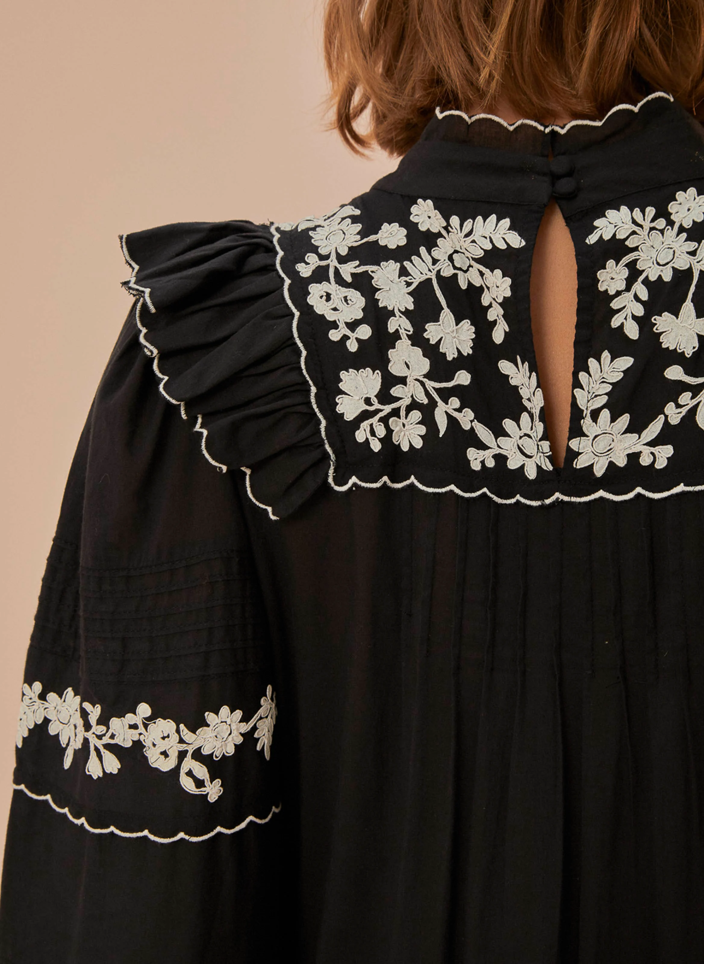 Robe longue en coton brodé | Noir