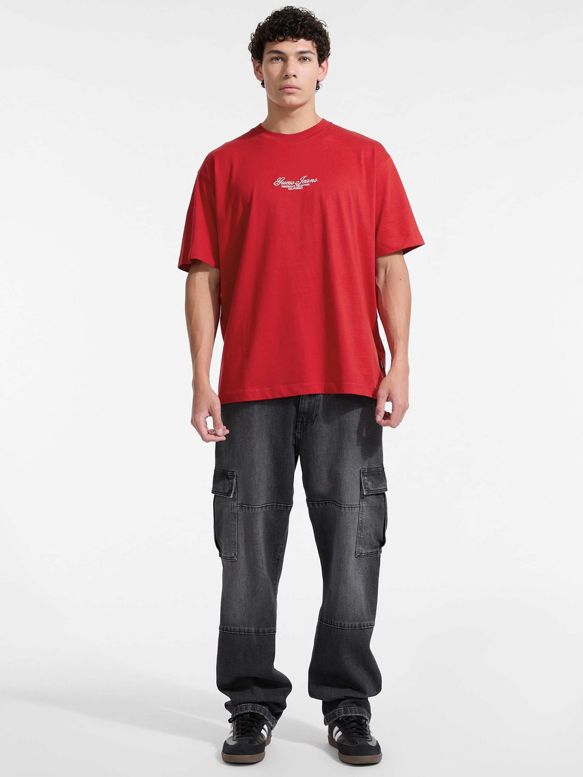 Camiseta oversized com logo bordado