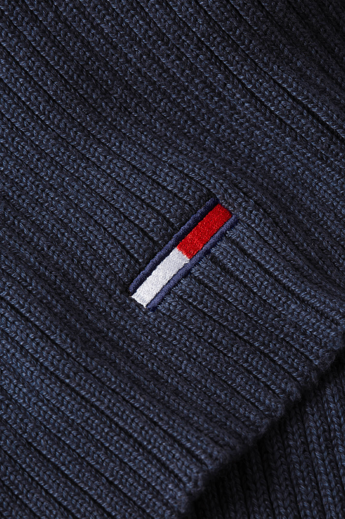 Cachecol masculino Tommy Jeans com bandeira bordada.