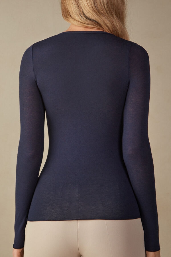 Camiseta ultraleve de modal com decote em V e detalhes em cashmere.
