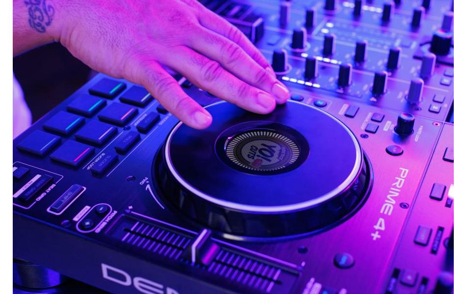 DJ-Controller Prime 4+ Special Edition White<br>4-Deck Standalone-DJ-Controller mit Stems