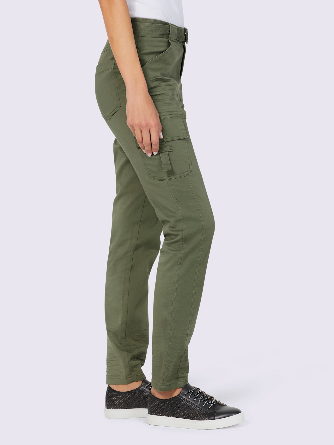 Pantalon cargo livré avec ceinture