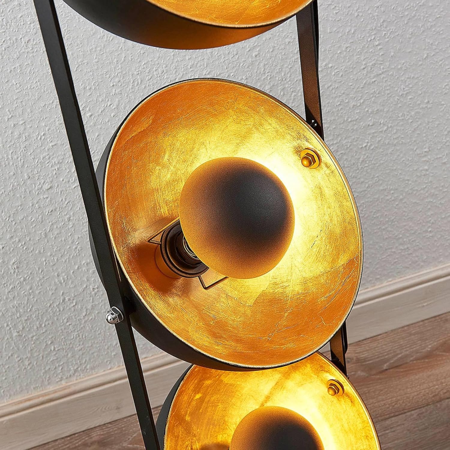 Lindby Stehlampe schwarz gold, Bodenlampe Stehleuchte 120 cm, Standleuchte Dekolampe Wohnzimmer, Schlafzimmer, Wohnzimmerlampe 3x E27, ohne Leuchtmittel