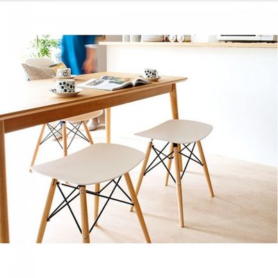 Tabouret bas SKOLL - pieds bois et acier noir - assise blanche