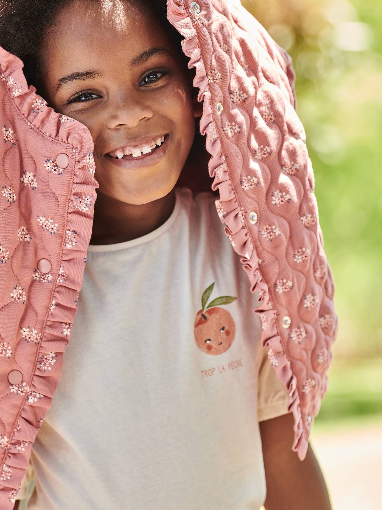 Camiseta infantil com mangas bufantes e estampa de frutas no peito, na cor cru.