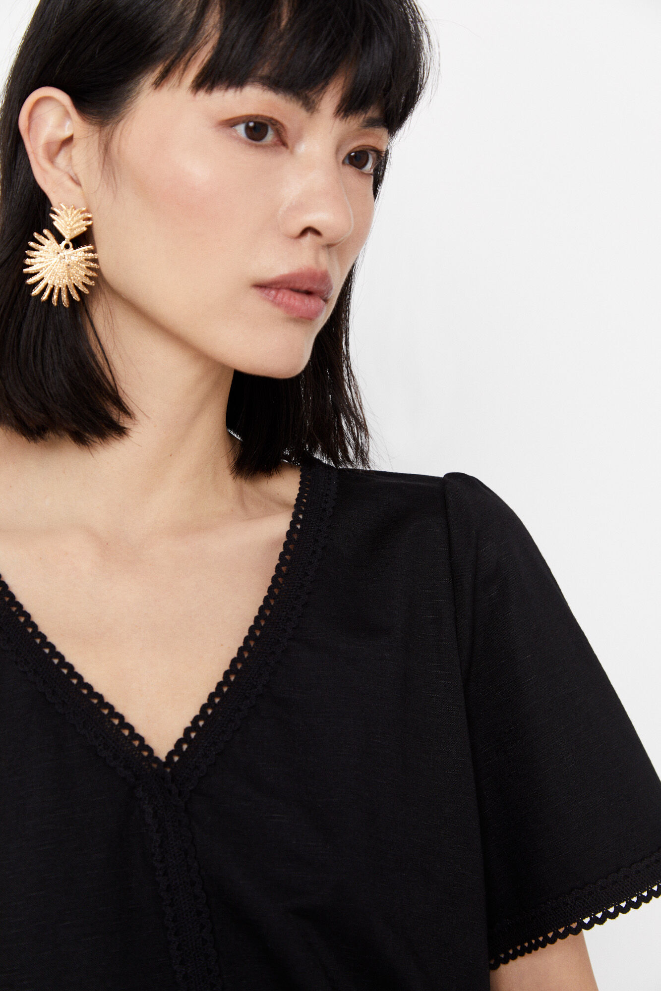Blusa confortável com bico fino - Preta