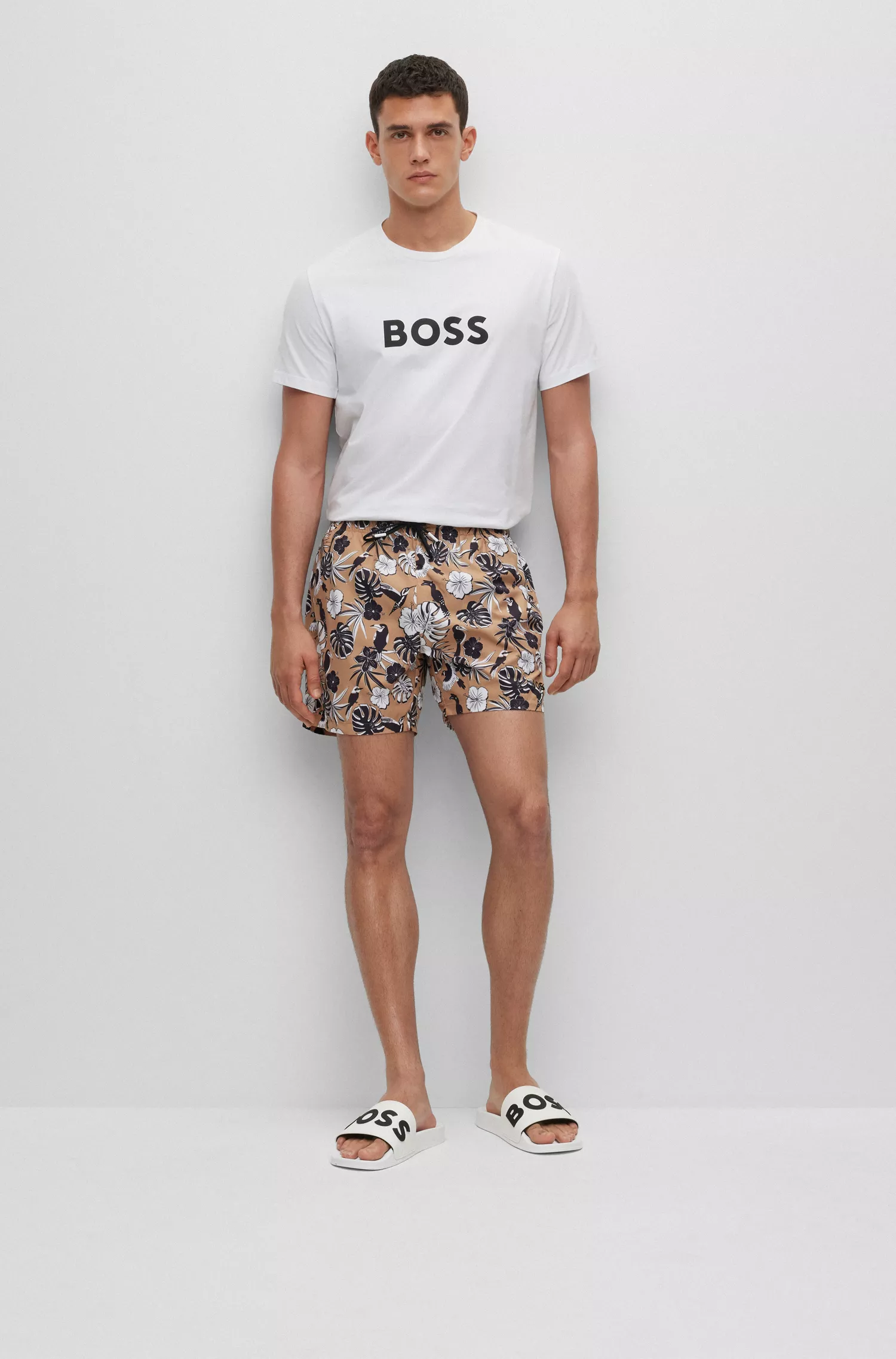Chinelo BOSS preto, fabricado na Itália, com logotipo em alto contraste.