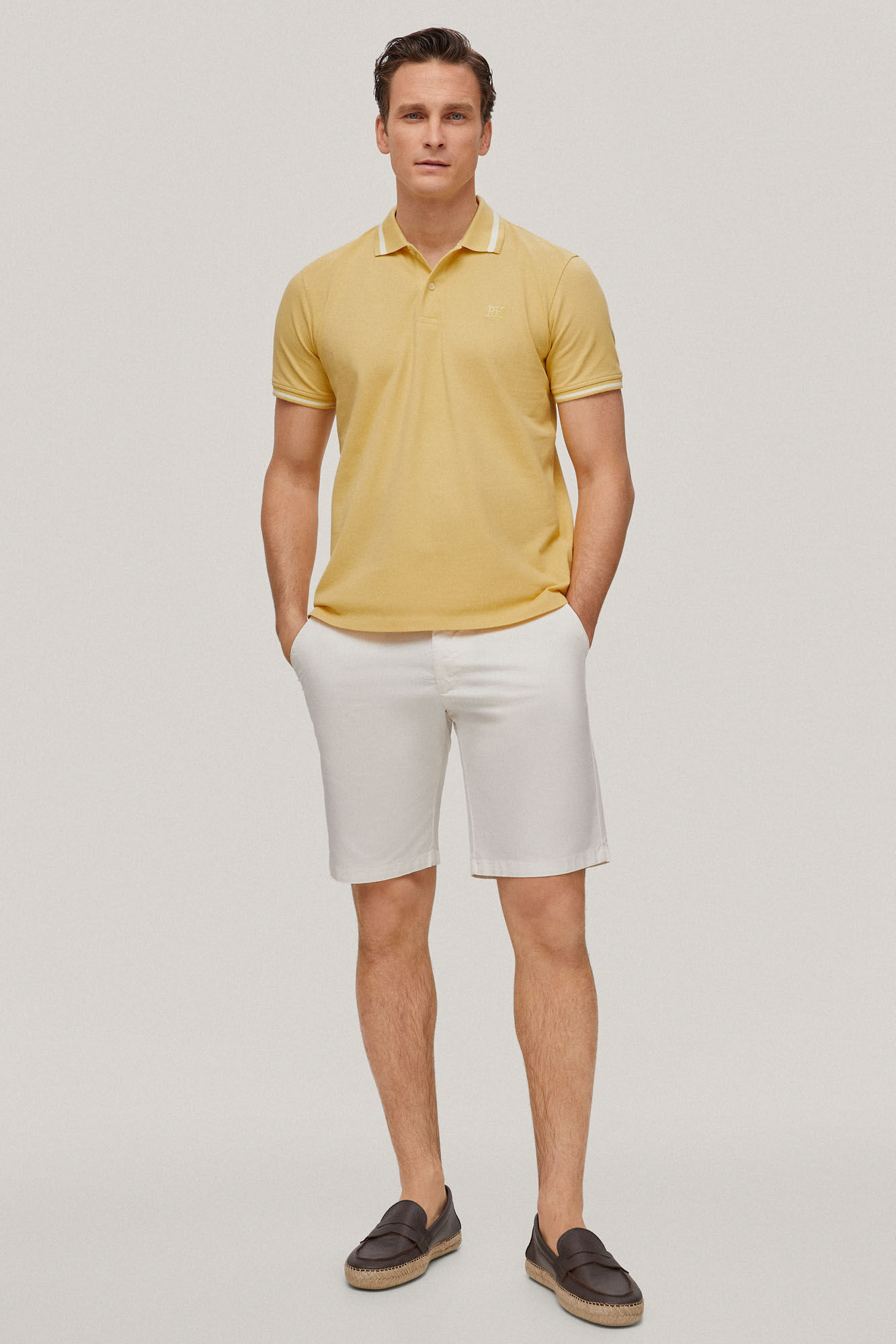 Camisa polo com gola pontuda e logotipo - Amarela