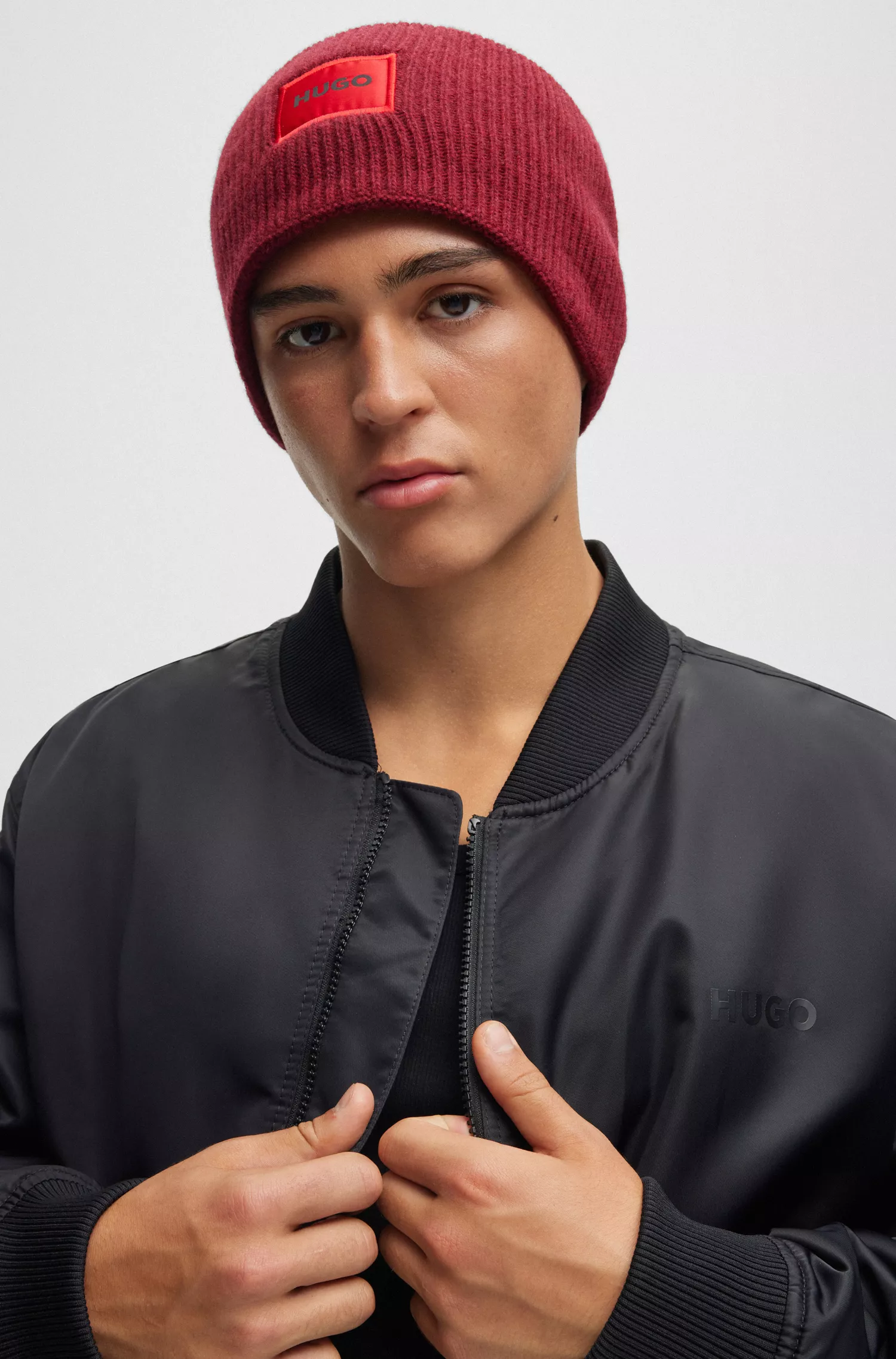 Gorro HUGO com etiqueta vermelha e logo em uma mistura de lã canelada.