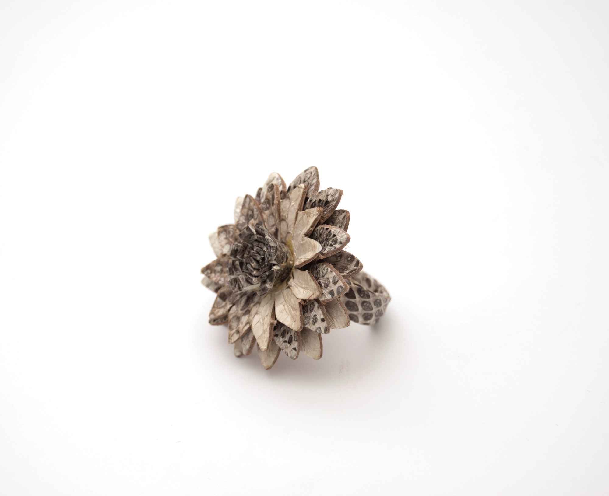 Ring Blume Leder, graubraun, T 4 cm, B 4 cm, H 2 cm günstig bestellen