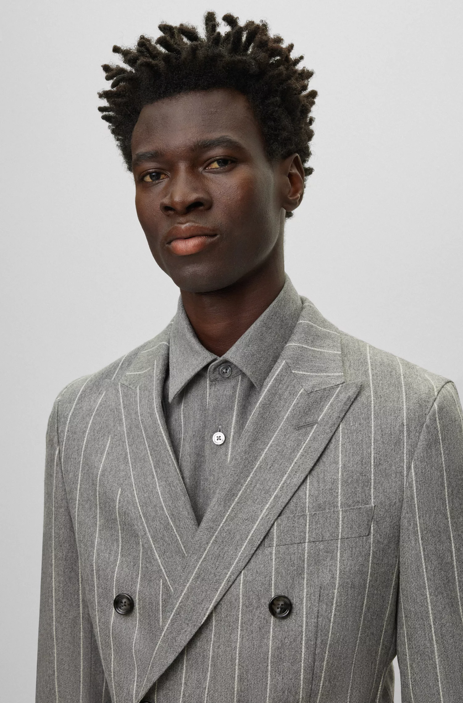 Terno BOSS preto de corte slim, em lã listrada e cashmere.