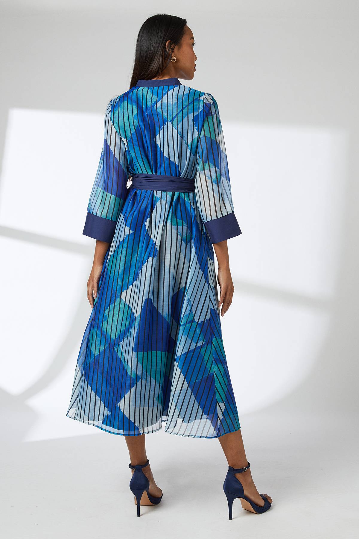 Wallis Robe Chemise Bleue Ceinturée à Détails Contrastés Sans Col