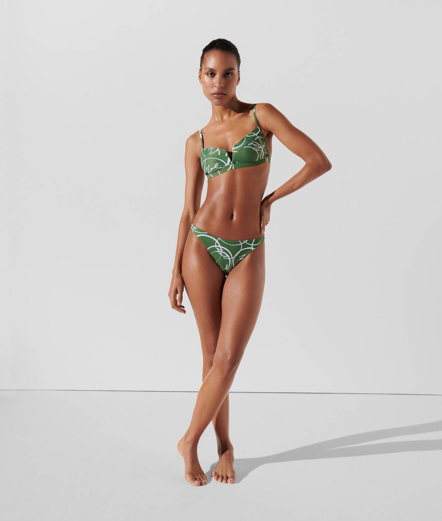 HAUT DE BIKINI AVEC SÉPARATEUR EN V ET IMPRIMÉ CERCLES