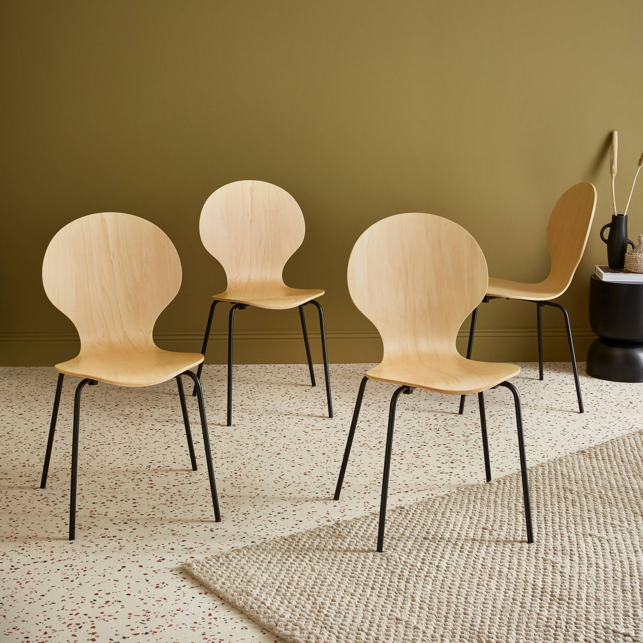 Lot de 4 chaises naturelles. Rétro empilables. Bois d'hévéa et contreplaqué. Pieds en acier. Naomi. L 43 x p 48 x h 87cm