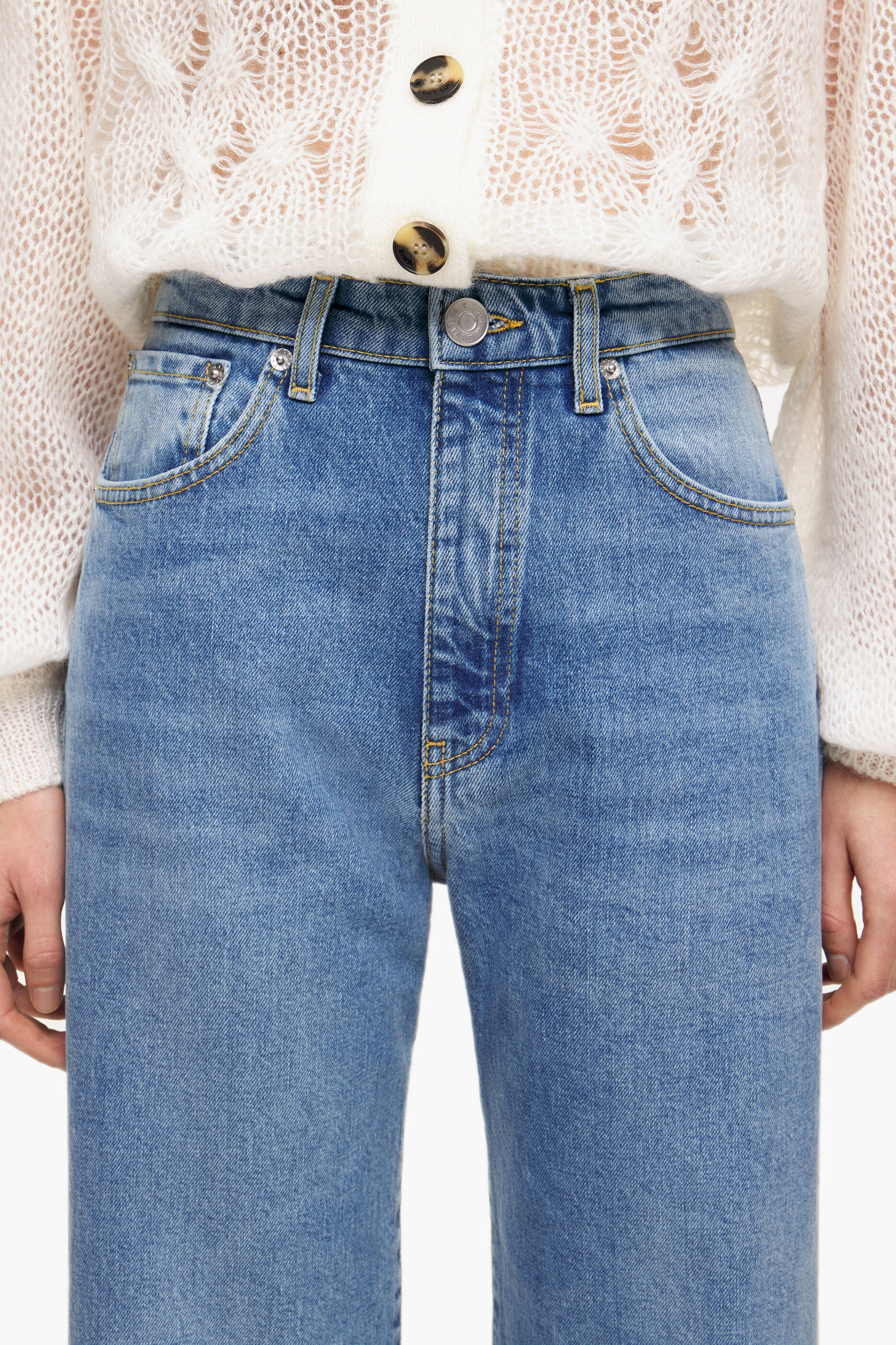 CALÇA RETA CROPPED - Jeans azul médio de perna reta