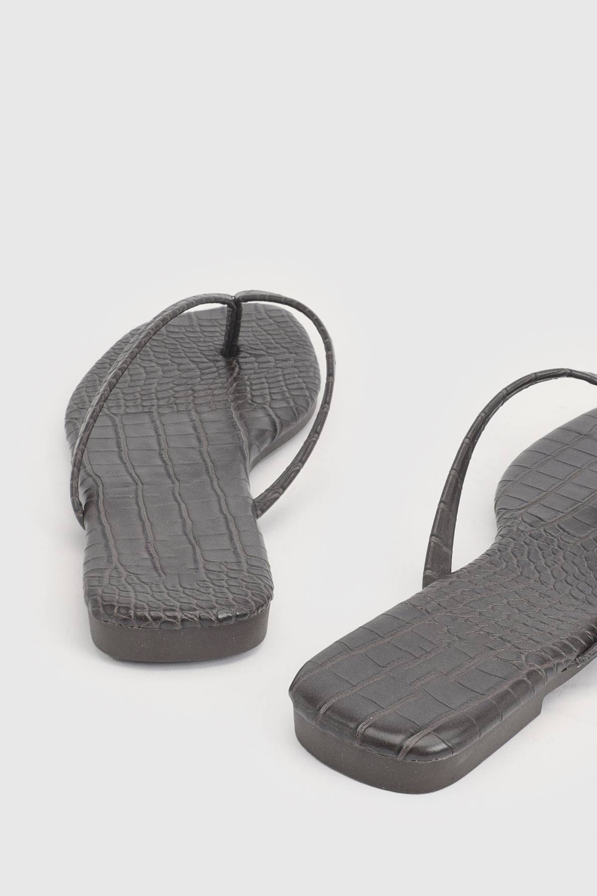 boohoo Tongs À Bout Carré Effet Croco