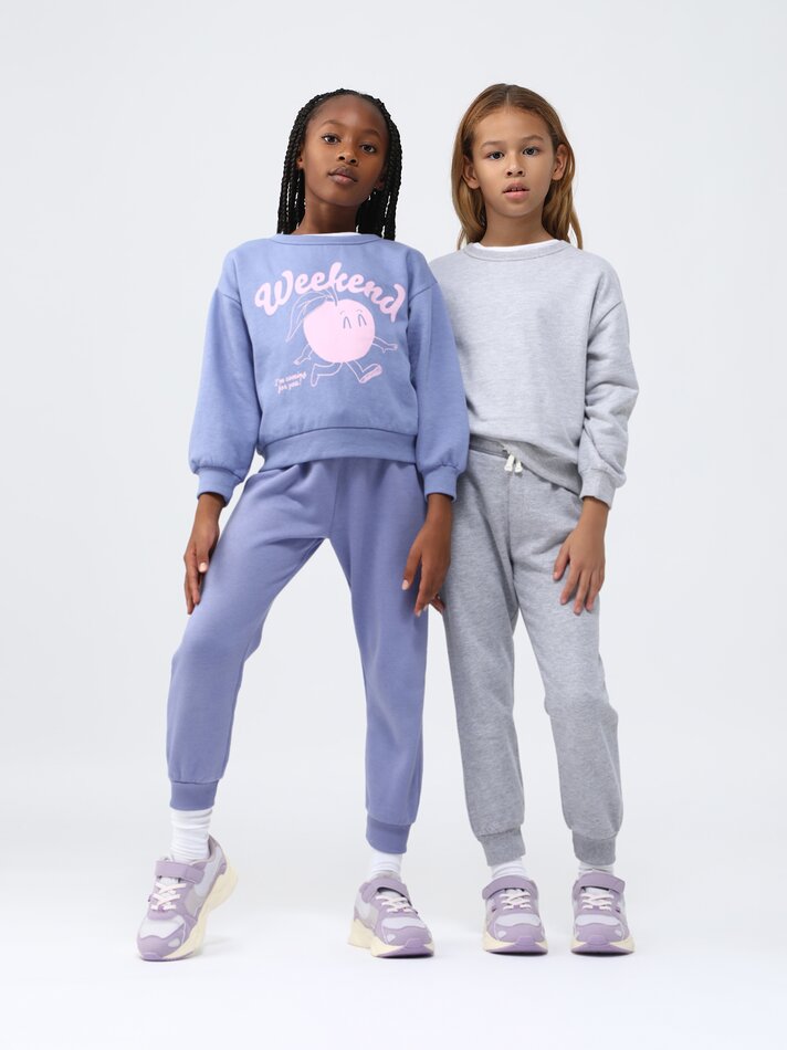 Conjunto com 2 moletons, um liso e um estampado - Roxo