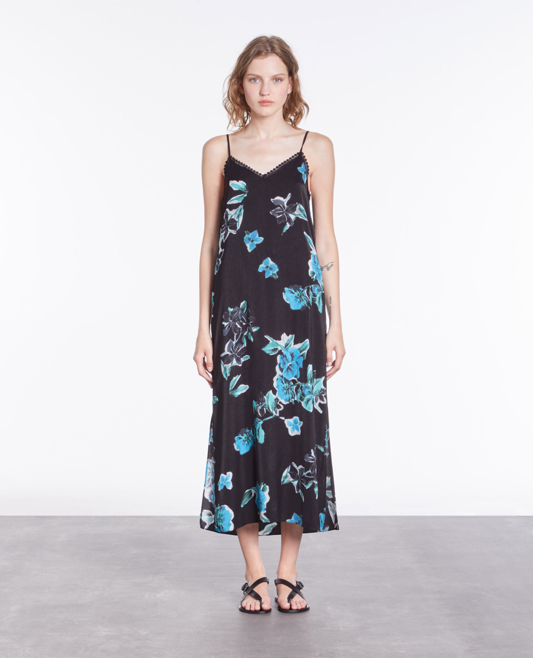 Robe nuisette longue imprimée avec détails en dentelle