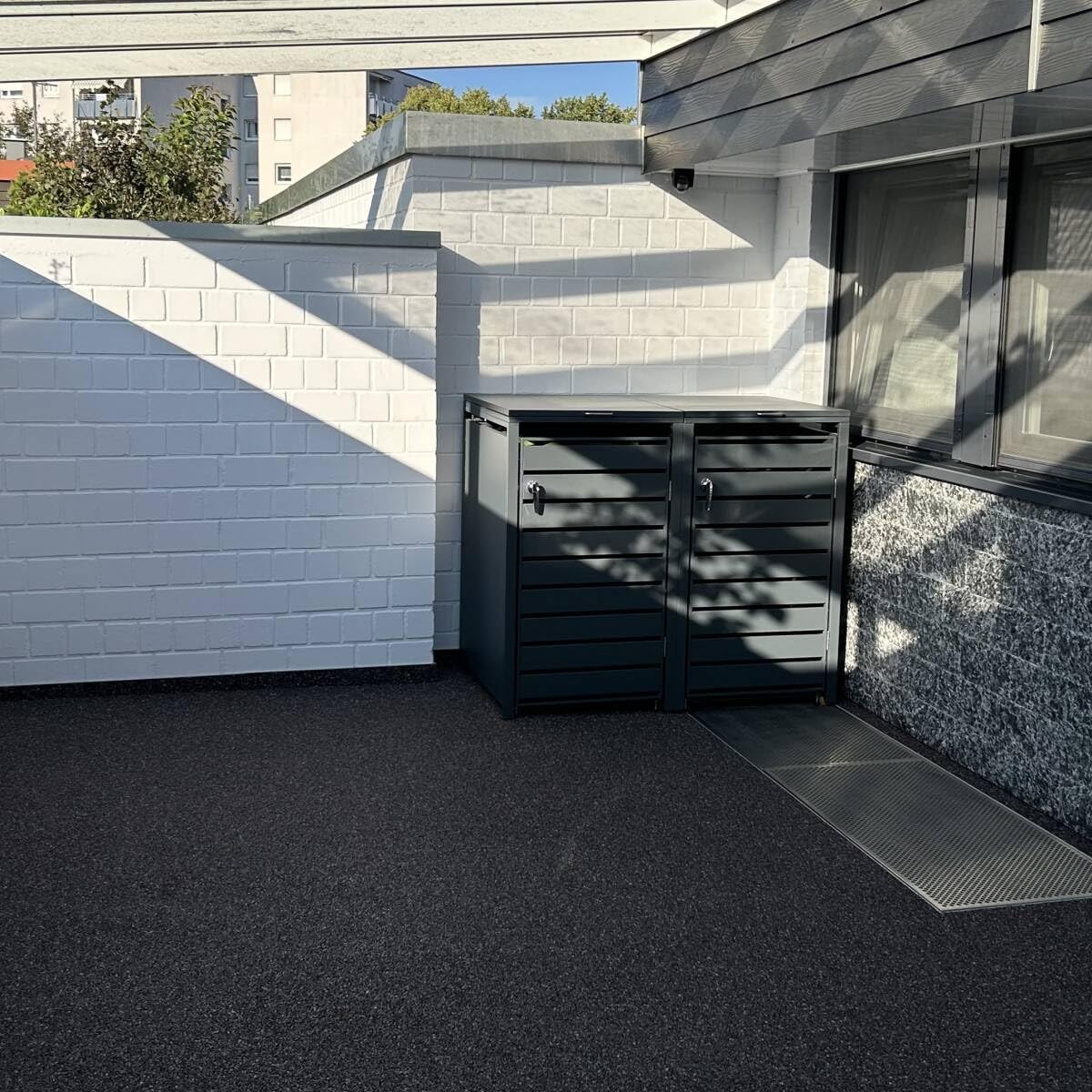 Metzler Mülltonnenbox in Anthrazit mit Sichtstreifen 2er 240L, Mülltonnenverkleidung 2 Tonnen, witterungsbeständiger und pulverbeschichteter Stahl mit Automatikdeckel, abschließbar, Garten- & Müllbox