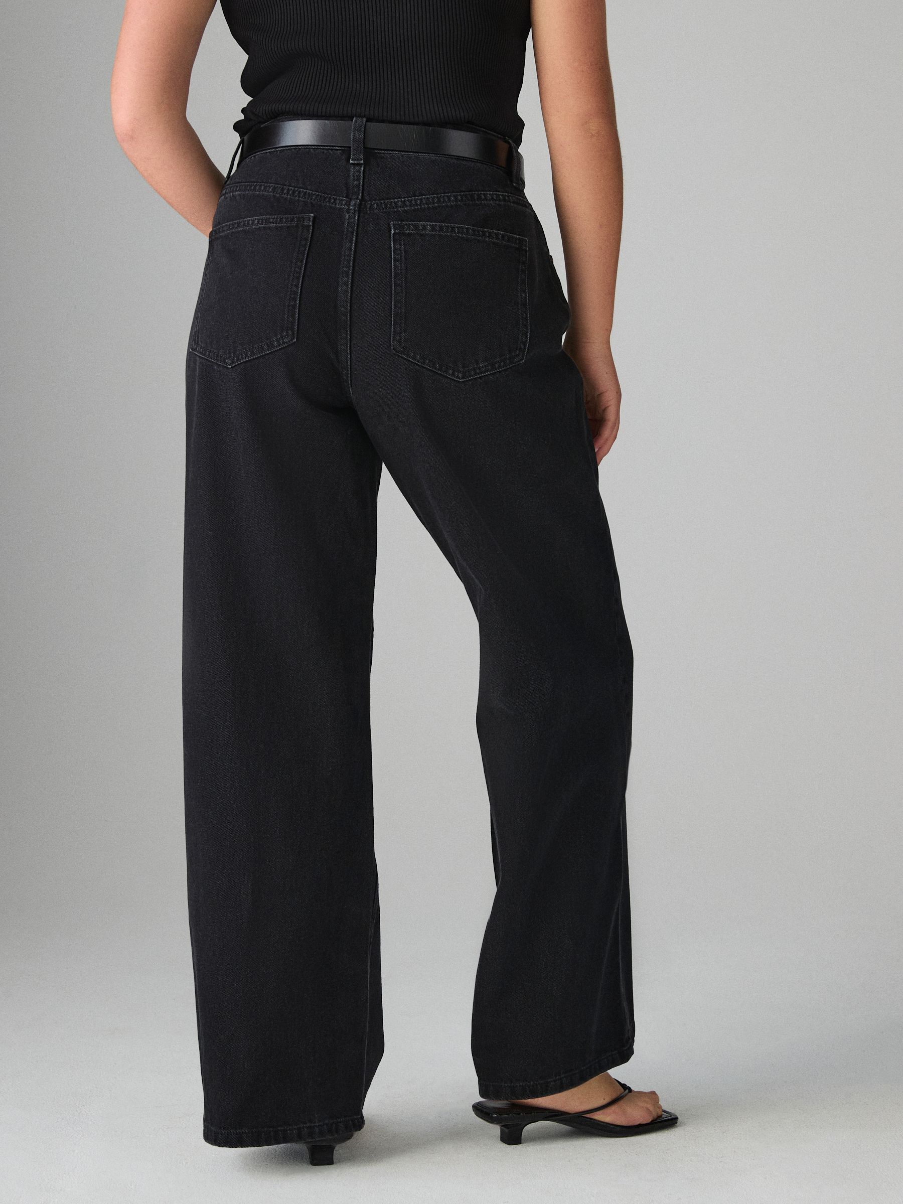 Zwart - Jeans met zandloperpasvorm en wijde pijpen