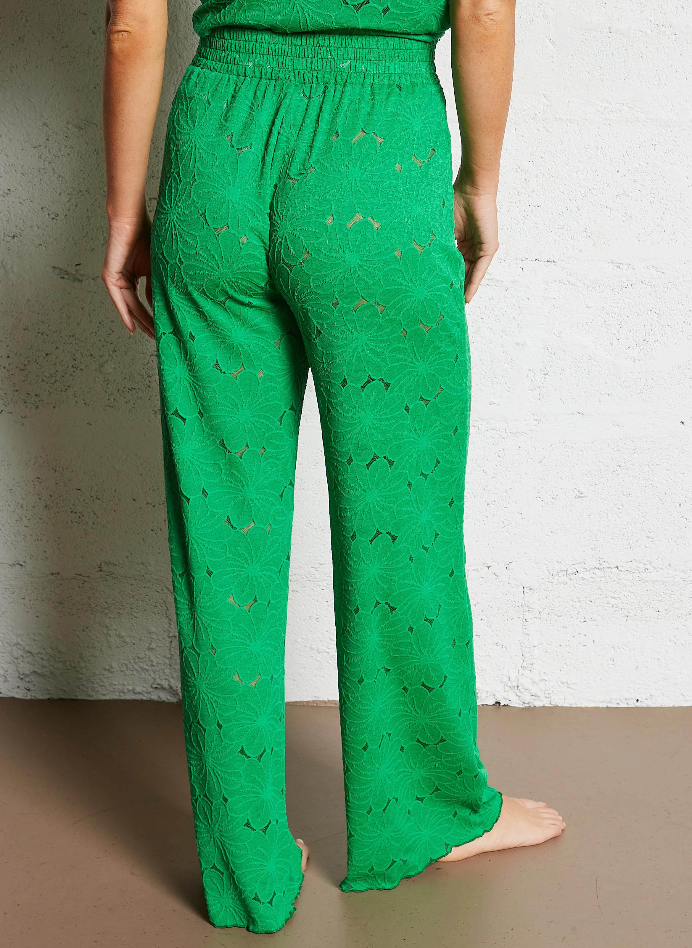 NATI - Pantalon taille haute en dentelle fleurie | Vert