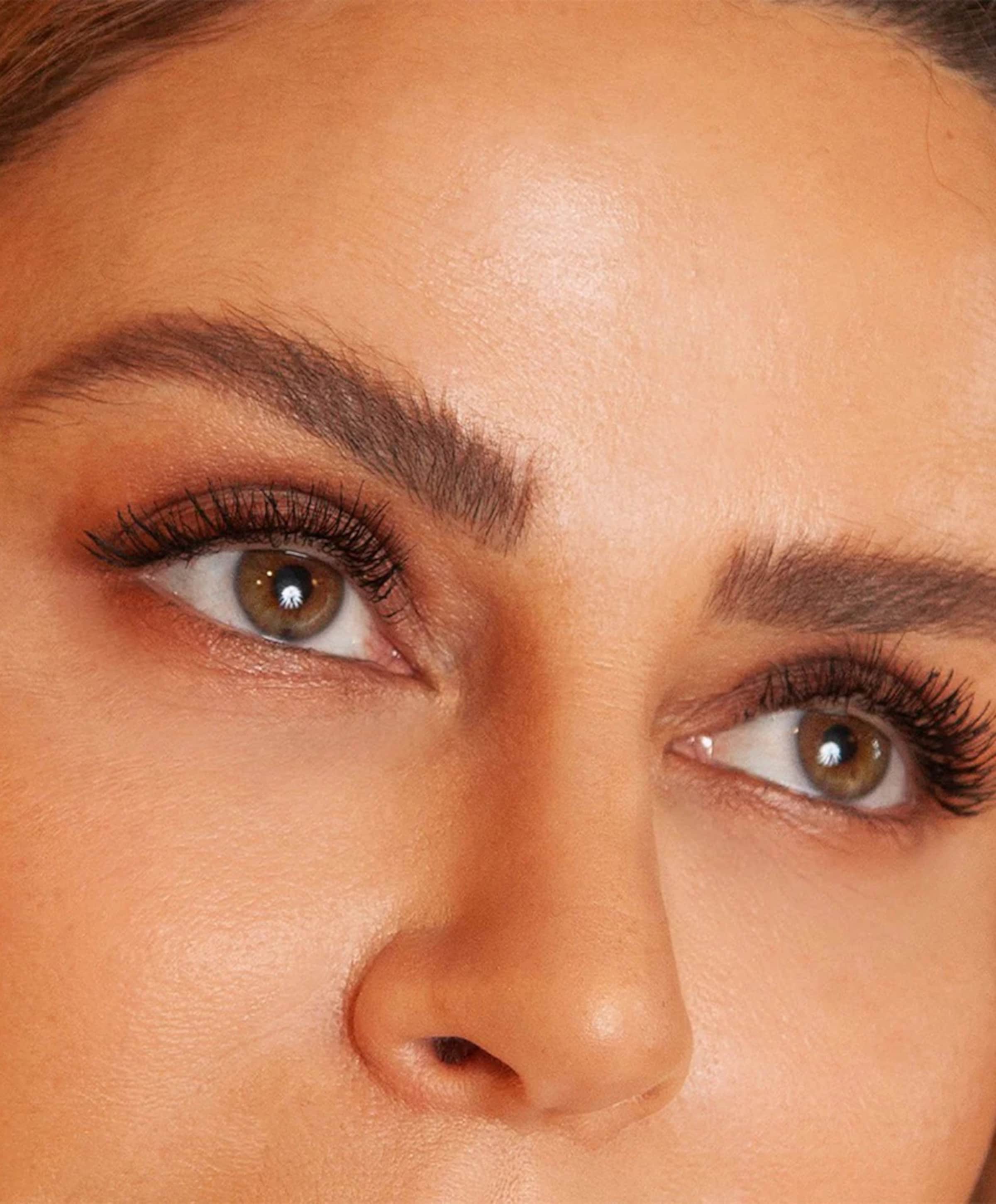 Olcay Gulsen Beauty Wenkbrauw make-up bruin