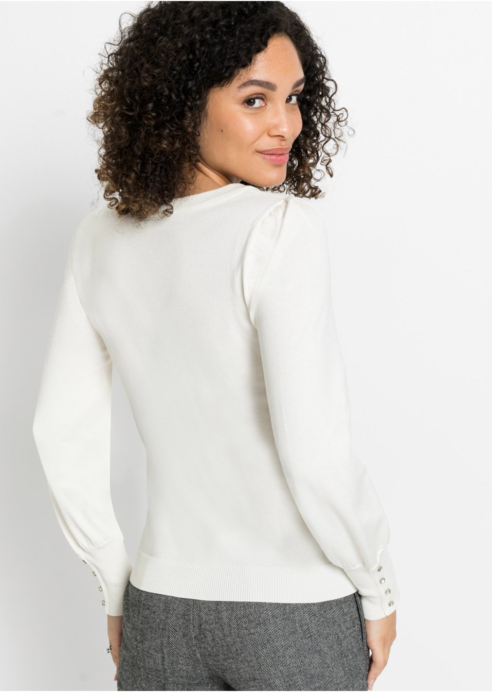 Pull avec boutons bijoux