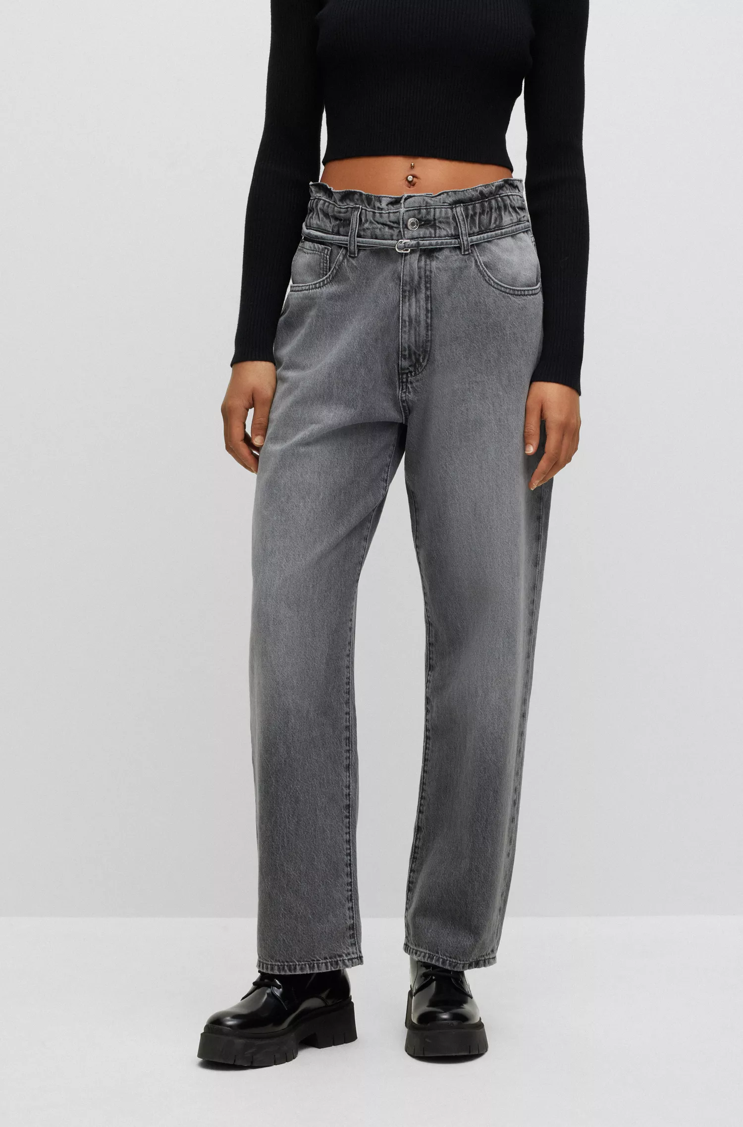Calça jeans HUGO vermelha, modelagem relaxada e estilo paperbag, em denim rígido preto.