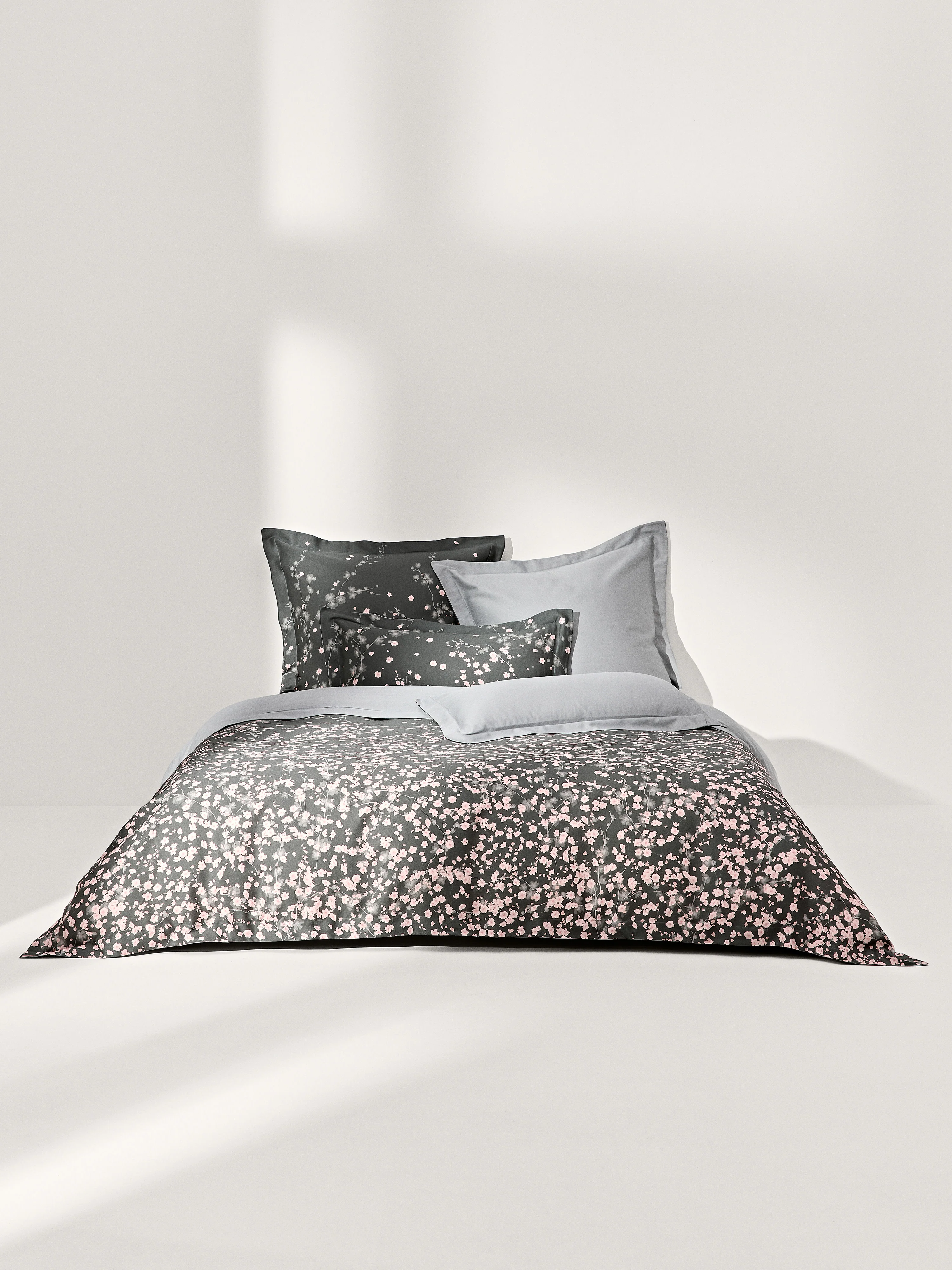 Katoensatijnen dekbedovertrek Sakura met bloemenprint