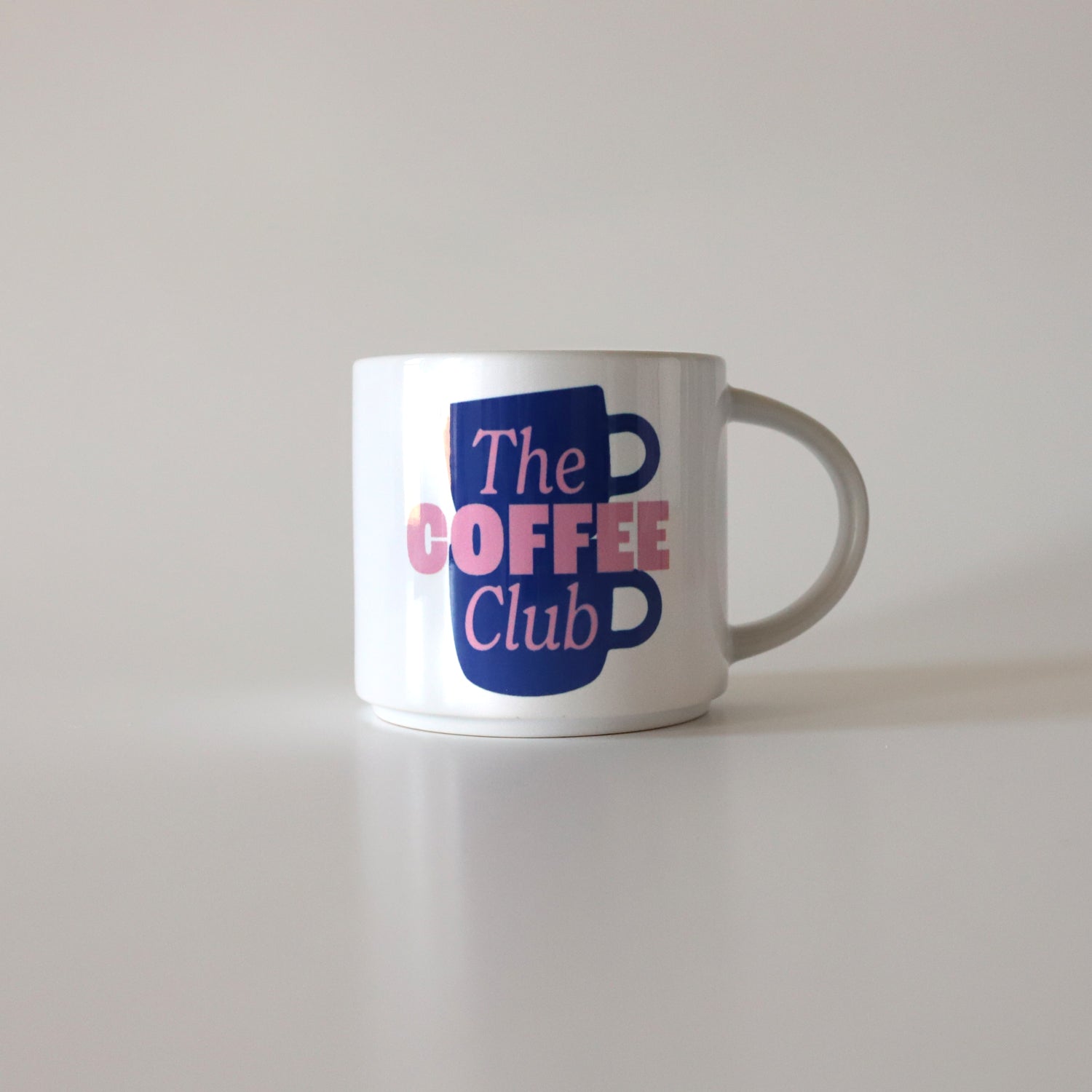 Jumbo-Tasse „The Coffee Club“, Tassenstapel