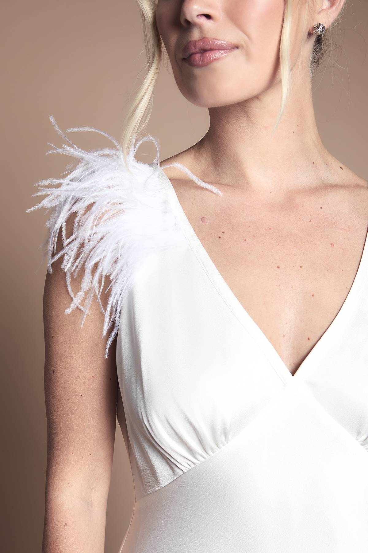 Coast Robe De Mariée En Satin Col V Avec Détail Plumes Aux Épaules Petite Taille