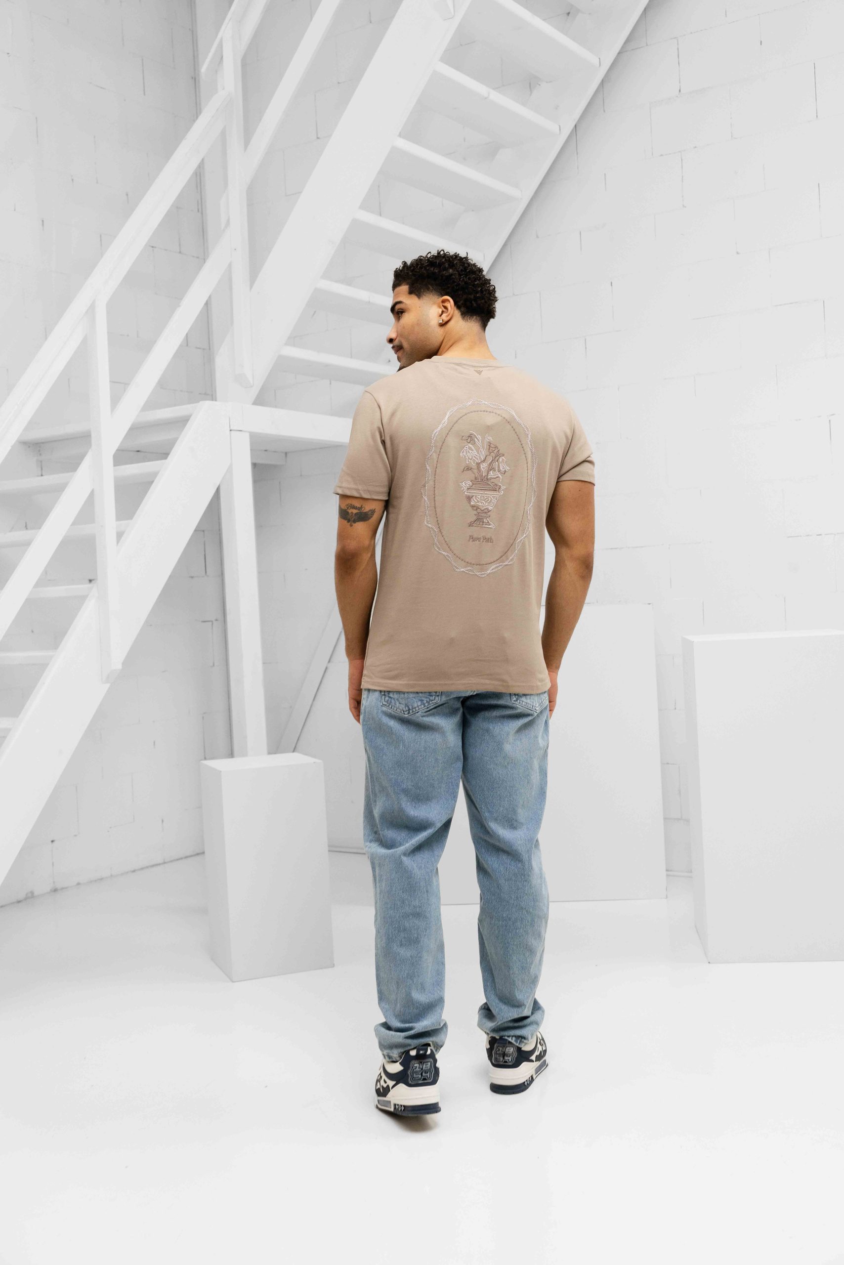 Pure Path Embroidered Vase T-Shirt Heren Lichtbruin