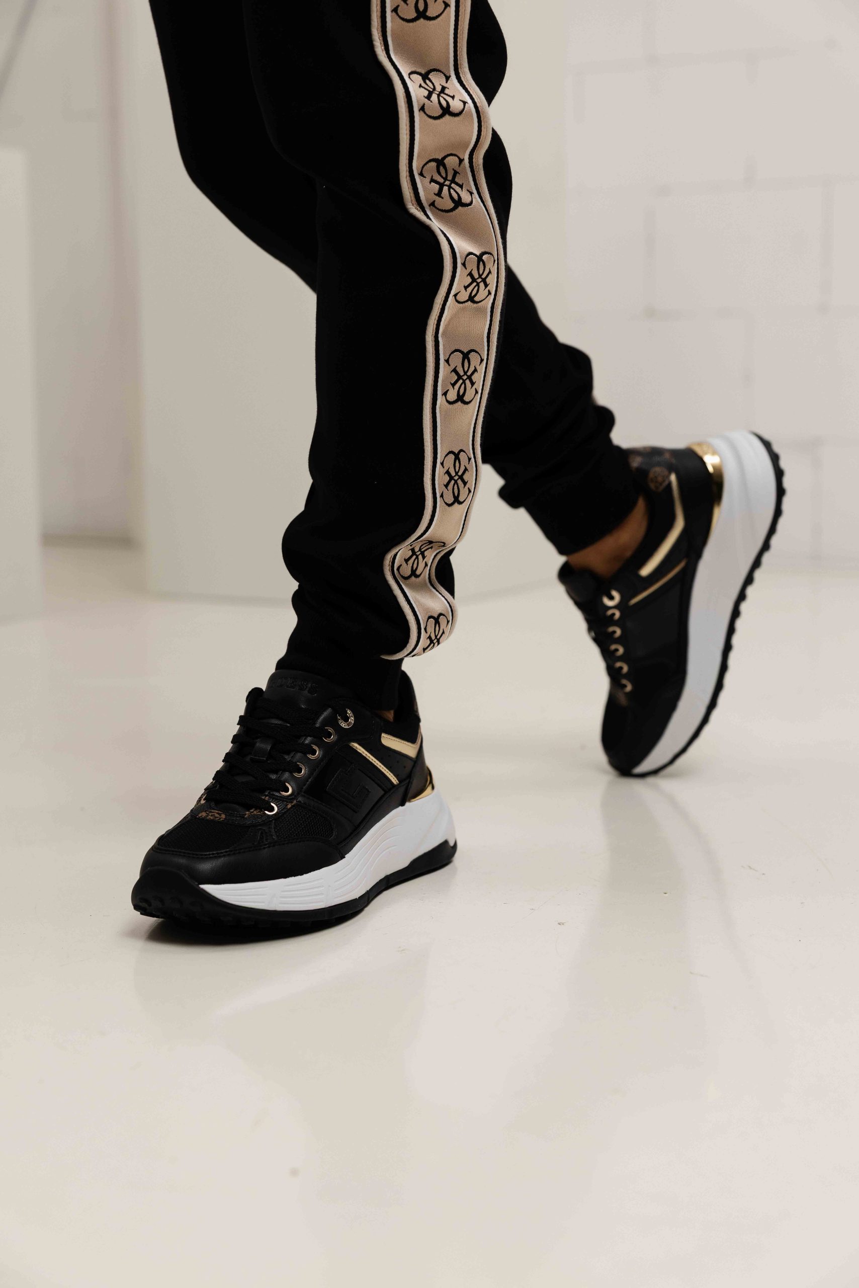 Guess Fonzy Sneakers Dames Zwart