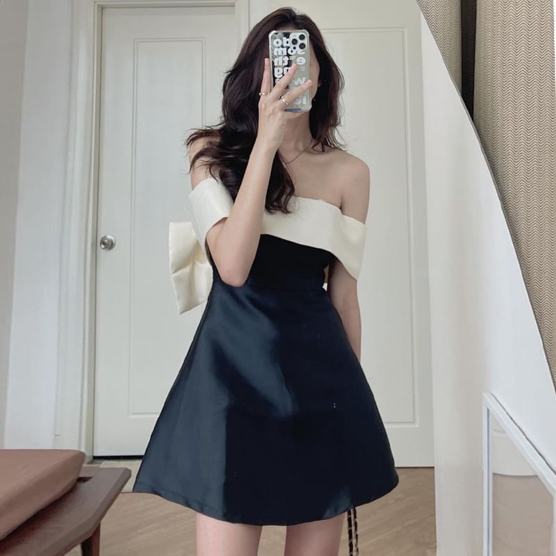 Coris - A-lijn jurk met korte mouwen en off-shoulder, tweekleurige strik