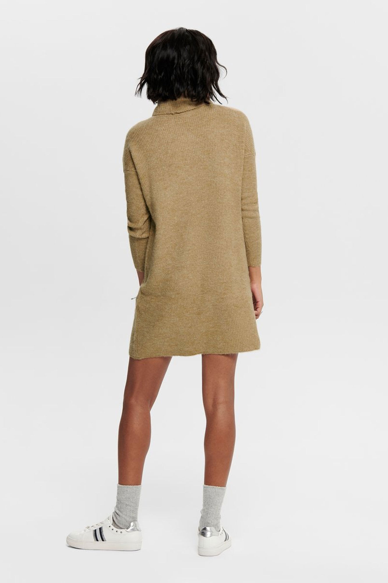 Vestido curto com gola alta