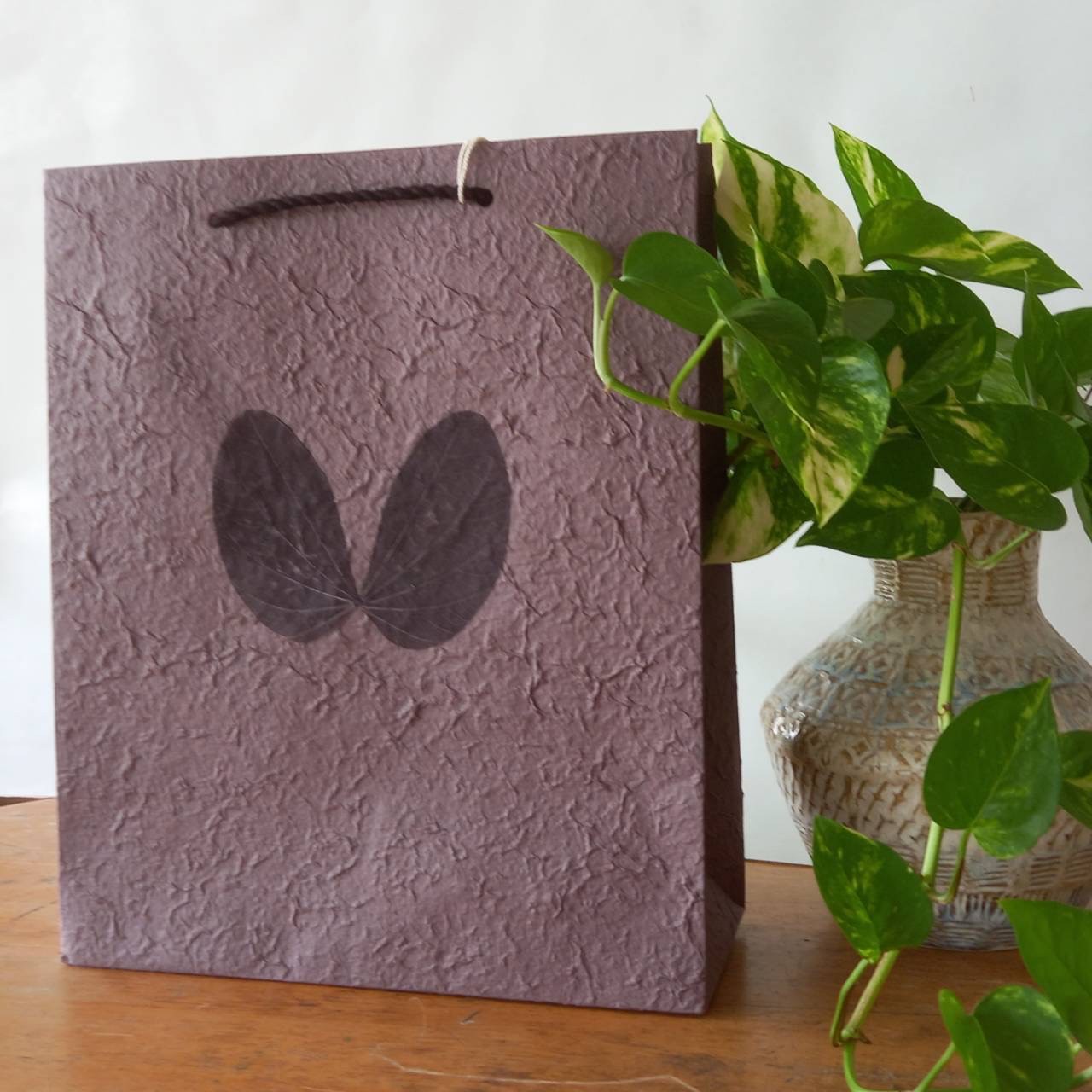 Papiertasche mit Blume, grau, H 30 cm, B 25 cm, L 10 cm günstig bestellen
