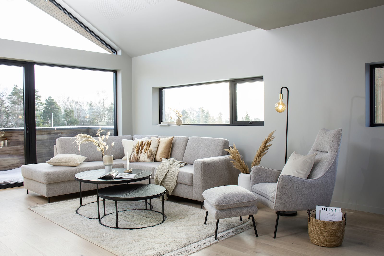 Construct hjørnesofa 2,5-seter med åpen ende venstre i tekstil Monza 60 beige med Talida arm, medium front, skumkomfort og sorte metallben nr 9