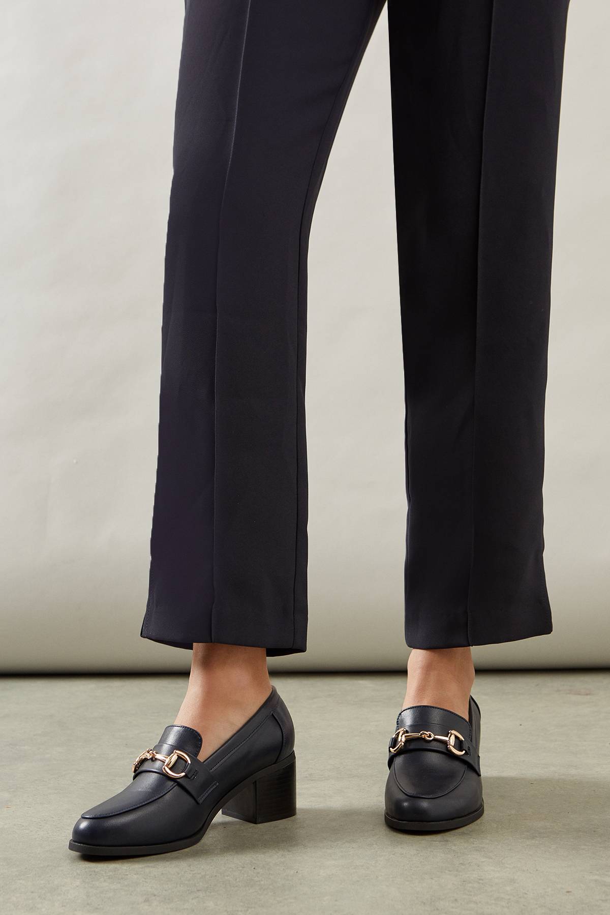 Wallis Mocassins à Talon Moyen Coupe Large Lydia en synthétique avec Détail Mors et Devant Tablier