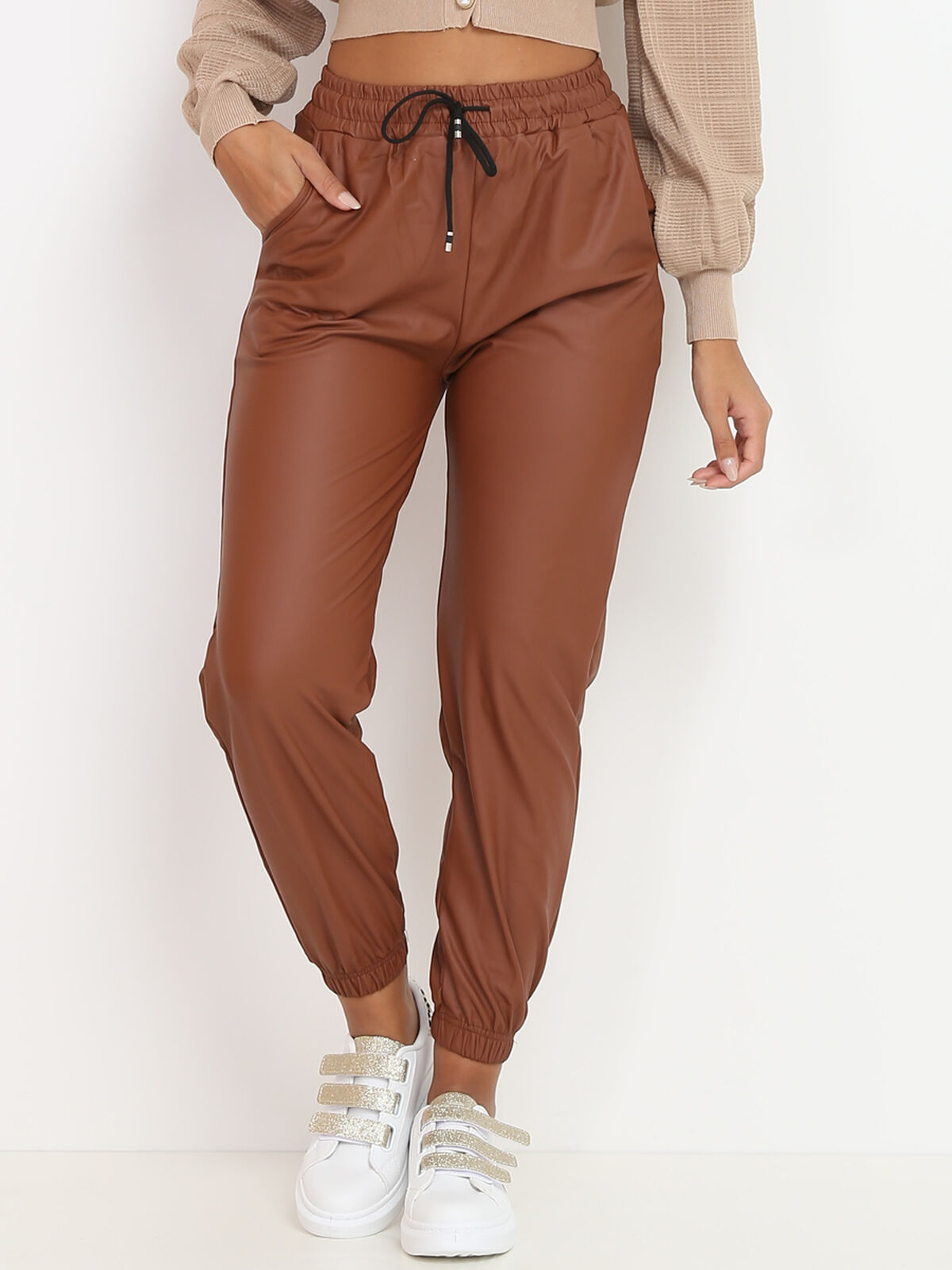 Pantalon style jogger en simili mat- Camel
