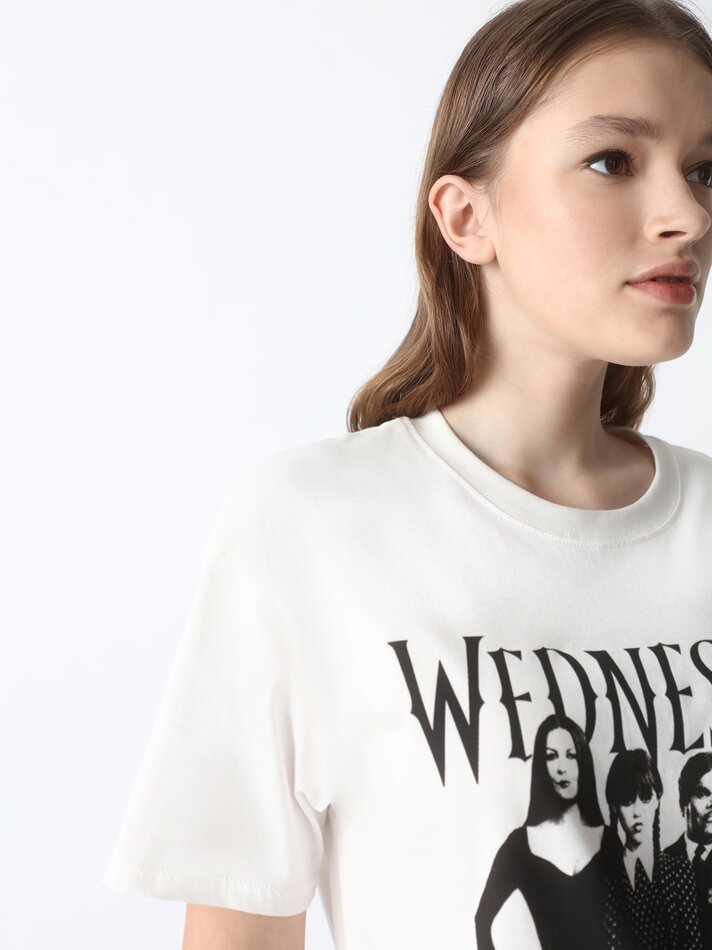Camiseta WEDNESDAY ñ 2022™MGM Television Entertainment Inc - Bege