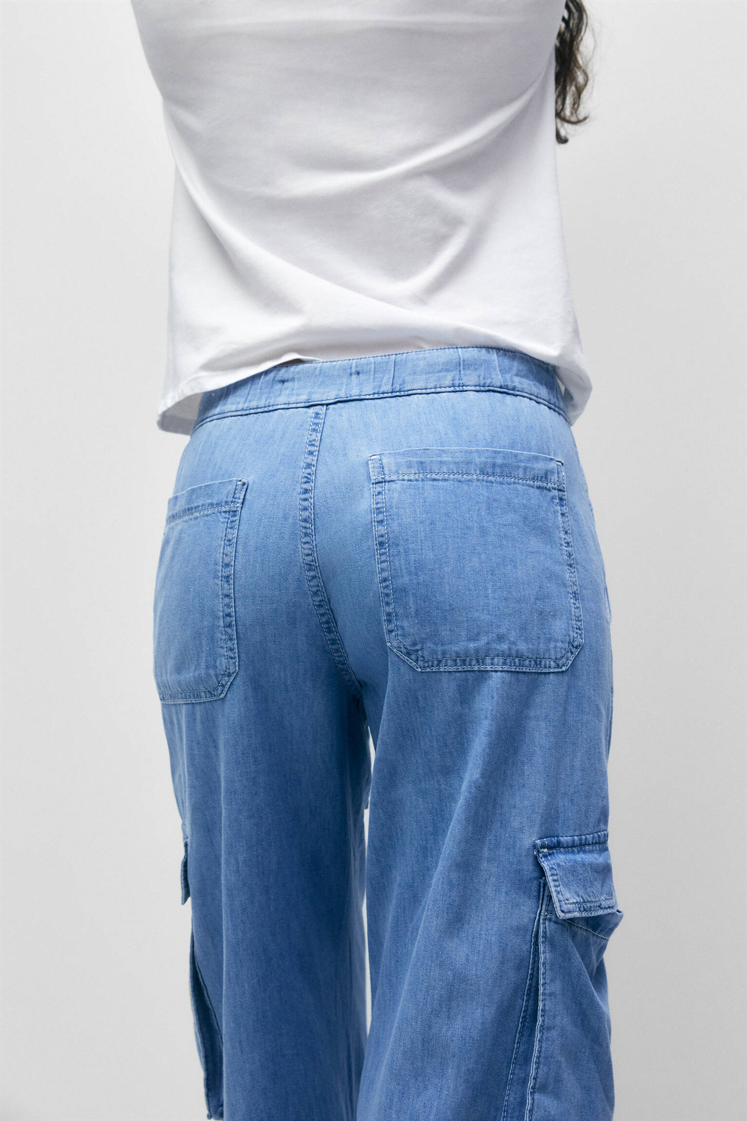 Calça jeans cargo de cintura baixa - azul claro